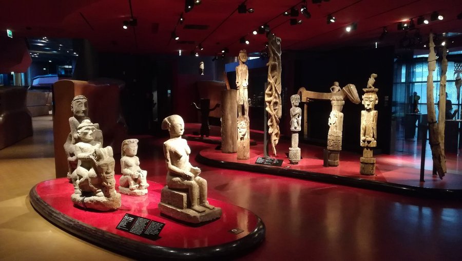 découvrez le musée du quai branly à paris, un lieu unique consacré aux arts et civilisations d’afrique, d’asie, d’océanie et des amériques. plongez dans une collection exceptionnelle au cœur d’une architecture contemporaine.
