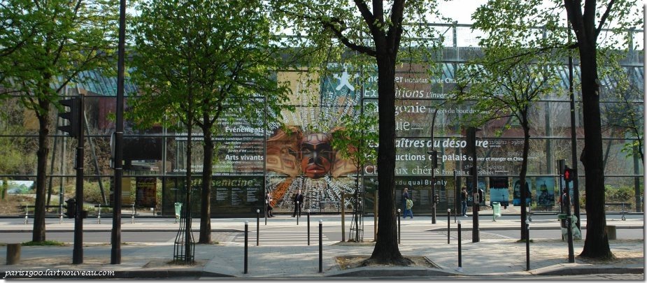 découvrez le musée du quai branly à paris, un lieu unique consacré aux arts et civilisations d’afrique, d’asie, d’océanie et des amériques. explorez ses collections extraordinaires et ses expositions fascinantes en plein cœur de la capitale.