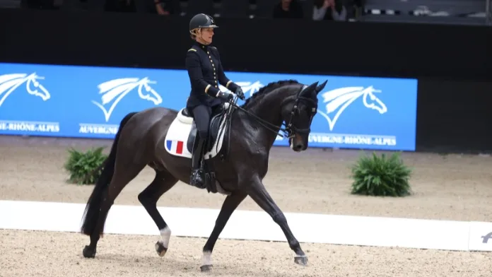découvrez comment tim price a décroché la victoire lors du prestigieux événement équestre de pau, surpassant ses concurrents et ajoutant un nouveau triomphe à son palmarès avec jarillo.