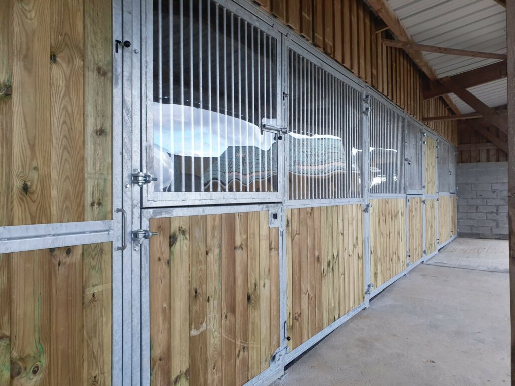 découvrez nos box chevaux intérieurs adaptés, offrant confort et sécurité optimale pour vos équidés toute l'année.