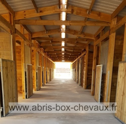 découvrez nos barns chevaux avec 4 boxes, offrant un hébergement optimal pour le confort et la sécurité de vos équidés.