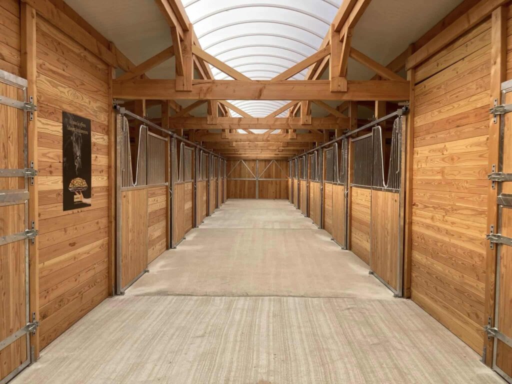 découvrez nos barns pour chevaux avec 4 boxes, offrant un hébergement optimal alliant confort et sécurité pour vos équidés.