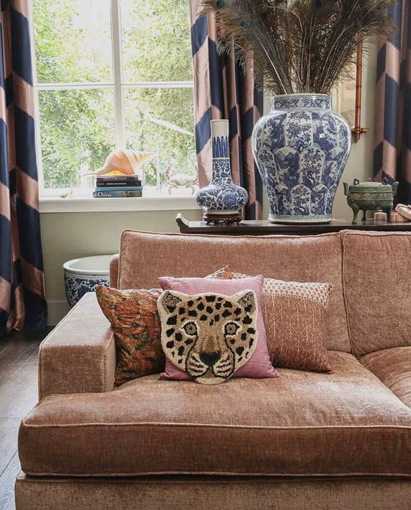 découvrez comment choisir un tapis pour cheval au motif léopard qui apportera une touche déco unique et stylée à votre équipement équestre.