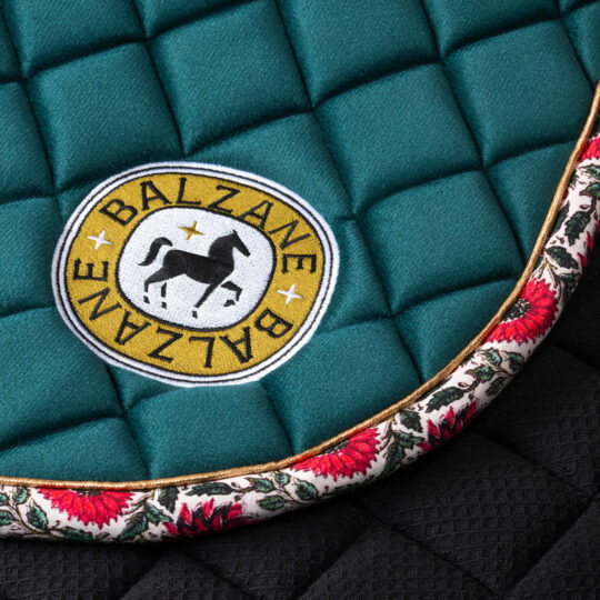 découvrez comment choisir un tapis pour cheval au motif léopard qui apportera une touche déco unique et élégante à votre équipement équestre.