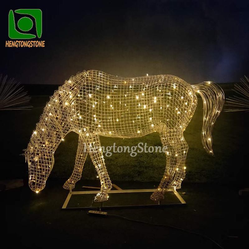 découvrez notre sélection de chevaux en fer forgé pour une décoration extérieure élégante et durable. ajoutez une touche artistique et authentique à votre jardin ou terrasse avec nos sculptures en fer forgé.