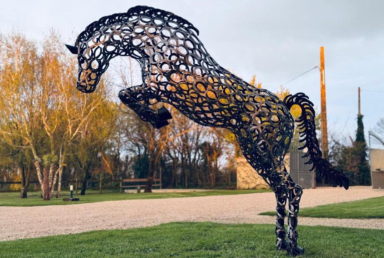 découvrez notre sélection de chevaux en fer forgé pour une décoration extérieure élégante et durable. parfaits pour embellir votre jardin ou terrasse avec charme et authenticité.