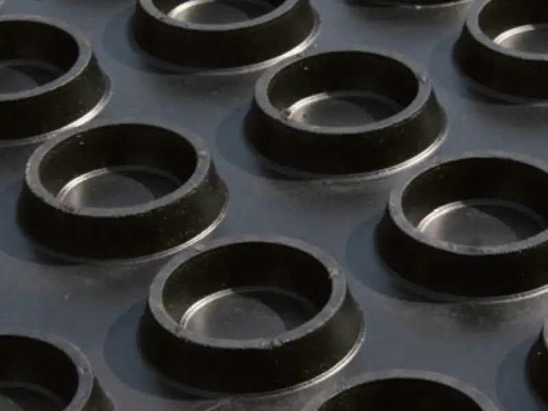 découvrez nos dalles en caoutchouc spécialement conçues pour les chevaux, offrant confort, sécurité et durabilité pour les écuries et espaces équins.