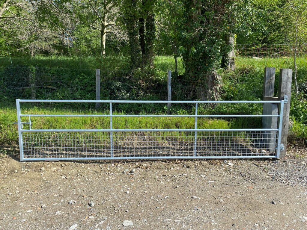 découvrez notre guide complet pour choisir la barrière chevaux galva idéale, alliant sécurité, durabilité et facilité d'installation pour votre enclos.