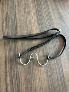 découvrez comment choisir le meilleur anti-passe langue pour votre cheval afin d'assurer son confort et sa sécurité lors des entraînements et compétitions.