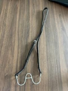 découvrez comment choisir un anti-passe langue efficace pour votre cheval afin d'assurer son confort et sa sécurité lors de l'entraînement.