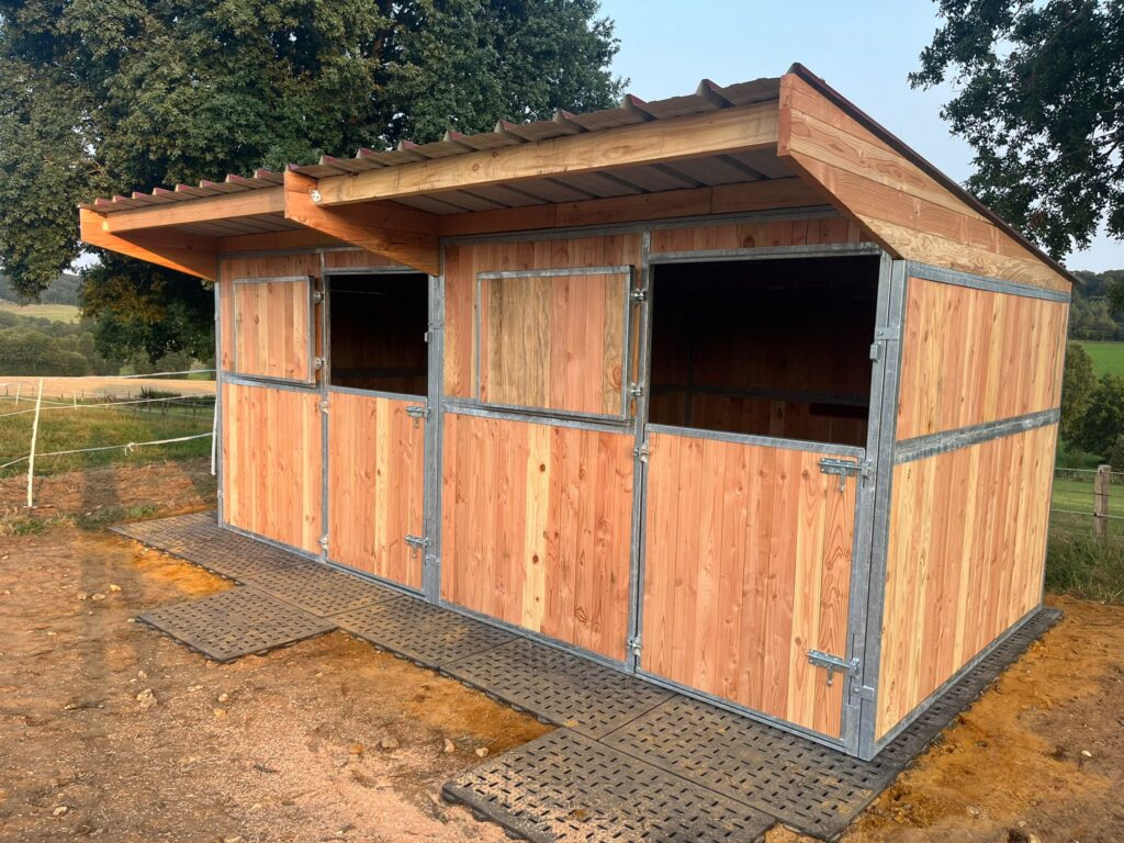 découvrez les avantages d'une box en bois pour chevaux et nos conseils pratiques pour une installation optimale et sécurisée.