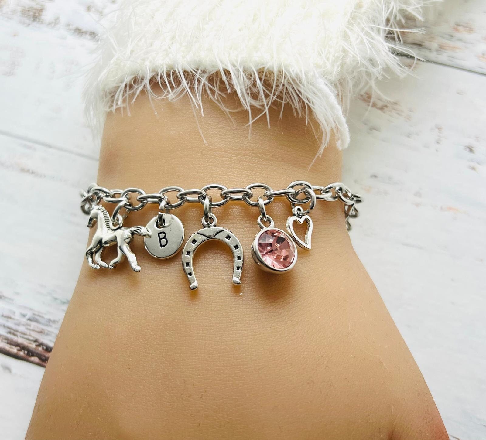 découvrez notre bracelet cheval au style unique, alliant élégance et originalité pour sublimer votre poignet avec une touche d'aventure.