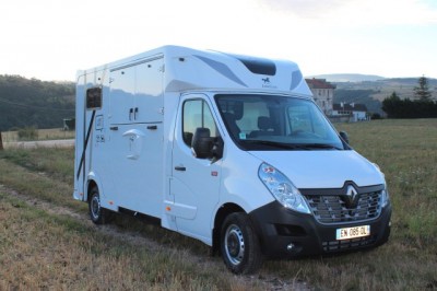 découvrez comment choisir le camion chevaux 4 places idéal, alliant confort, sécurité et praticité pour le transport optimal de vos chevaux.